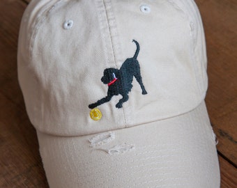 Off-White Geborduurde Labrador Hoeden - Black Lab met Rode Kraag - Ball Caps voor Dames - Baseball Cap & Accessoires - *Hoed is NIET Distressed*