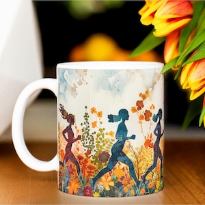 以下が含まれることがあります： 白いセラミックマグカップ。水彩画のデザインで、花畑の中を走る3人の人物が描かれています。マグカップには白いハンドルとカラフルな花の模様があります。オレンジと黄色のチューリップのブーケが背景にあります。