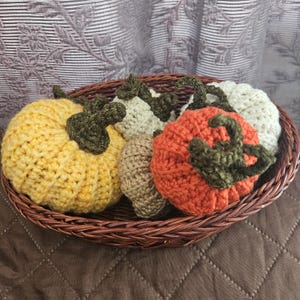 Handmade Knitted Pumpkin Decoration Set | Fall Home Decor | Pumpkins Halloween Autumn Handcrafted Mantel Decor | Cozy Pumpkin Decor Set of 5