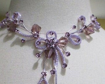 collier plastron fantaisie émail violet et boucles d'oreilles vintage des années 1990