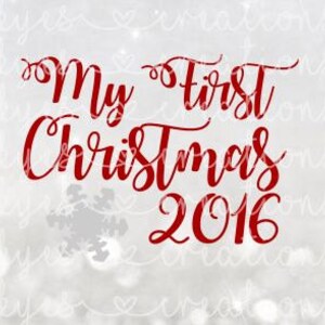 Könnte beinhalten: Roter kursiv geschriebener Text auf weißem Hintergrund mit der Aufschrift "My First Christmas 2016".