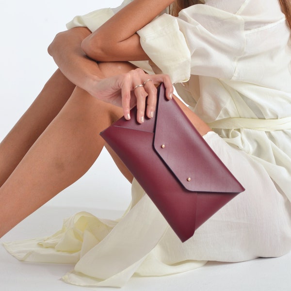 Bordeaux leather clutch bag / Red wine envelope clutch / Bridesmaids clutch / Genuine leather / Dark red clutch / MEDIUM SIZE