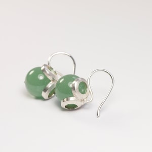 Orecchini pendenti con pallina verde in argento riciclato