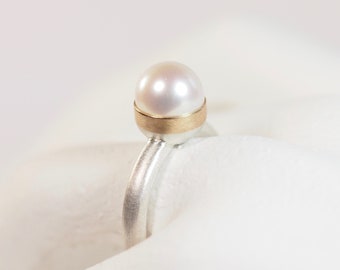 Pearl ring gold 750 silver recycled freshwater pearl white statement ring unique jewelry design Anke Fischer hand made in Germany