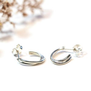 Ovale, gekruiste oorringen gemaakt van gerecycled 925 zilver.