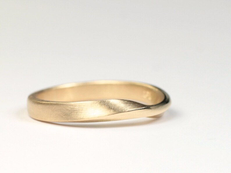 750 gold Möbius ring size 50 to 55 image 1