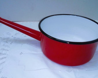 Poêle vintage en émail rouge, casserole rétro des années 1950, décoration de cuisine rouge