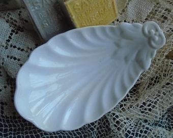 Jabonera de porcelana blanca de Limoges francesa vintage con forma de concha, joyero/plato para bombones/plato para merengues/servidor de macarons.