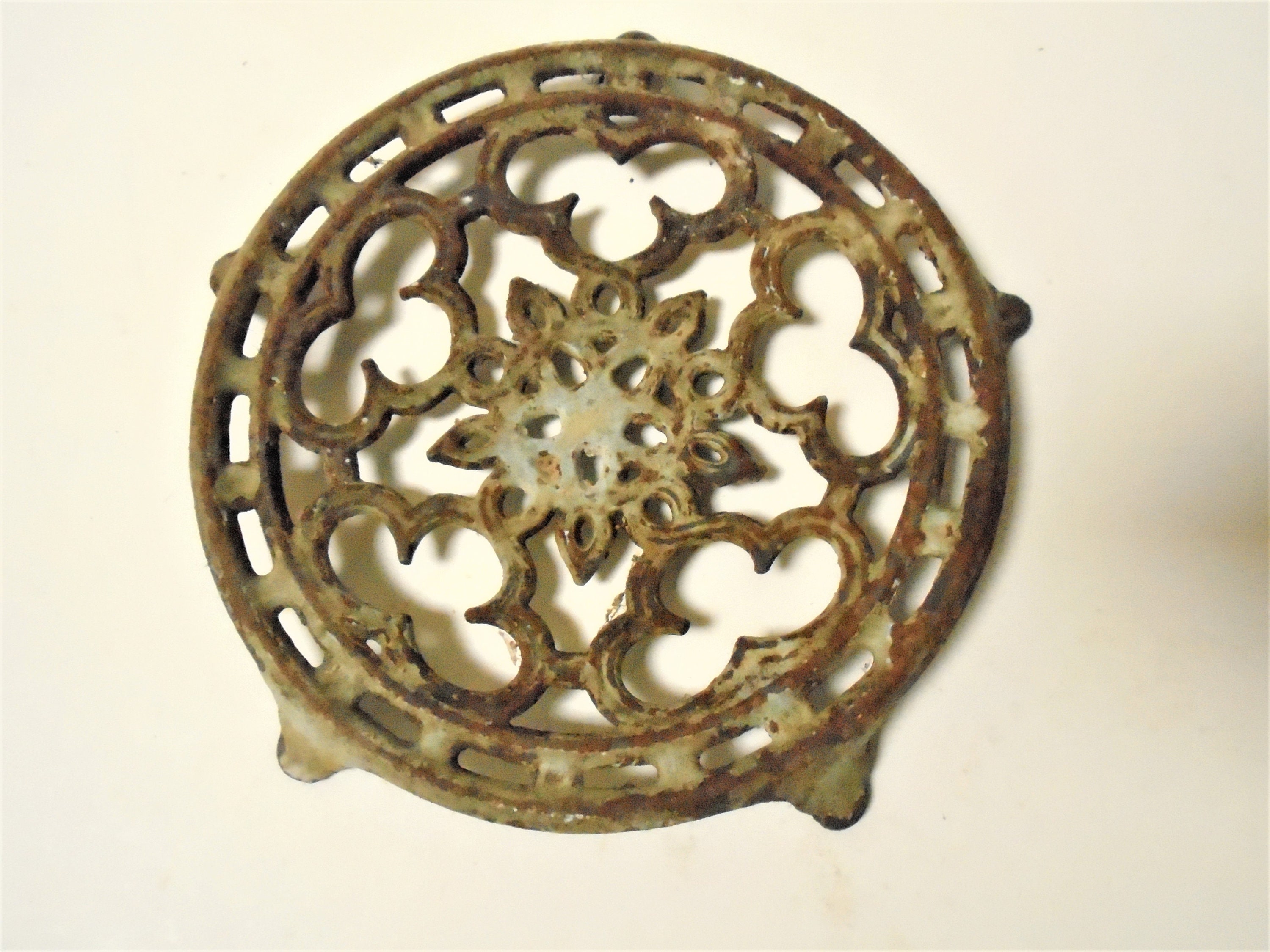 Antique Français Vert Pâle Mousse Rouillée Émaillée Rond Trivet, Pot Stand, Style Ferme