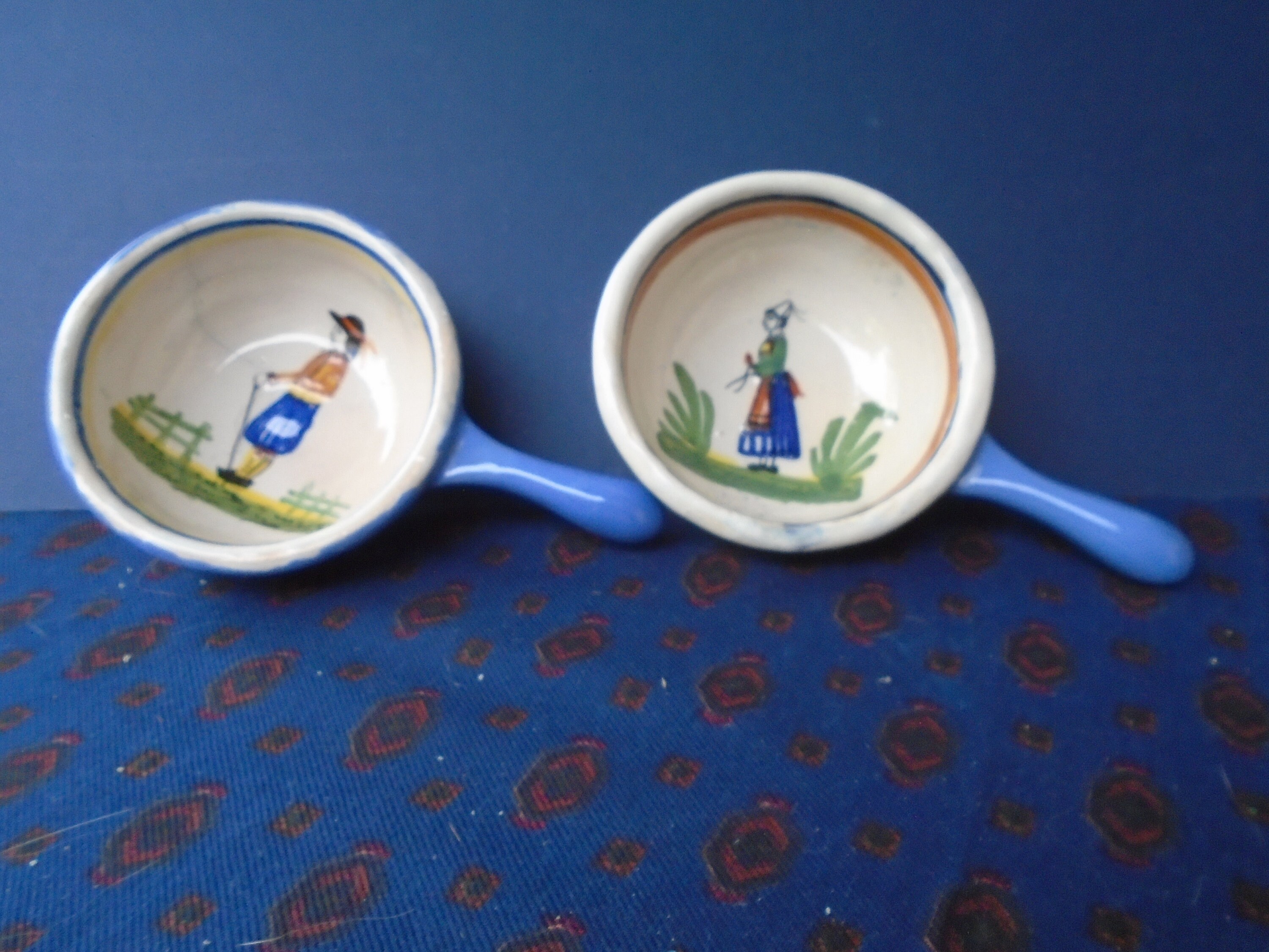 Rare Henriot B Quimper Vintage Set de 2 Plats Crème Brûlée ou Sauce, Mini-Casseroles à Poignée Uniqu