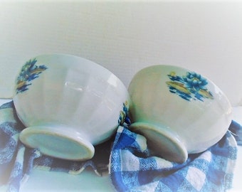 Dos tazones de café con leche de porcelana con patas francesas vintage, lados arremolinados, tazas florales con diseño de flor de loto azul