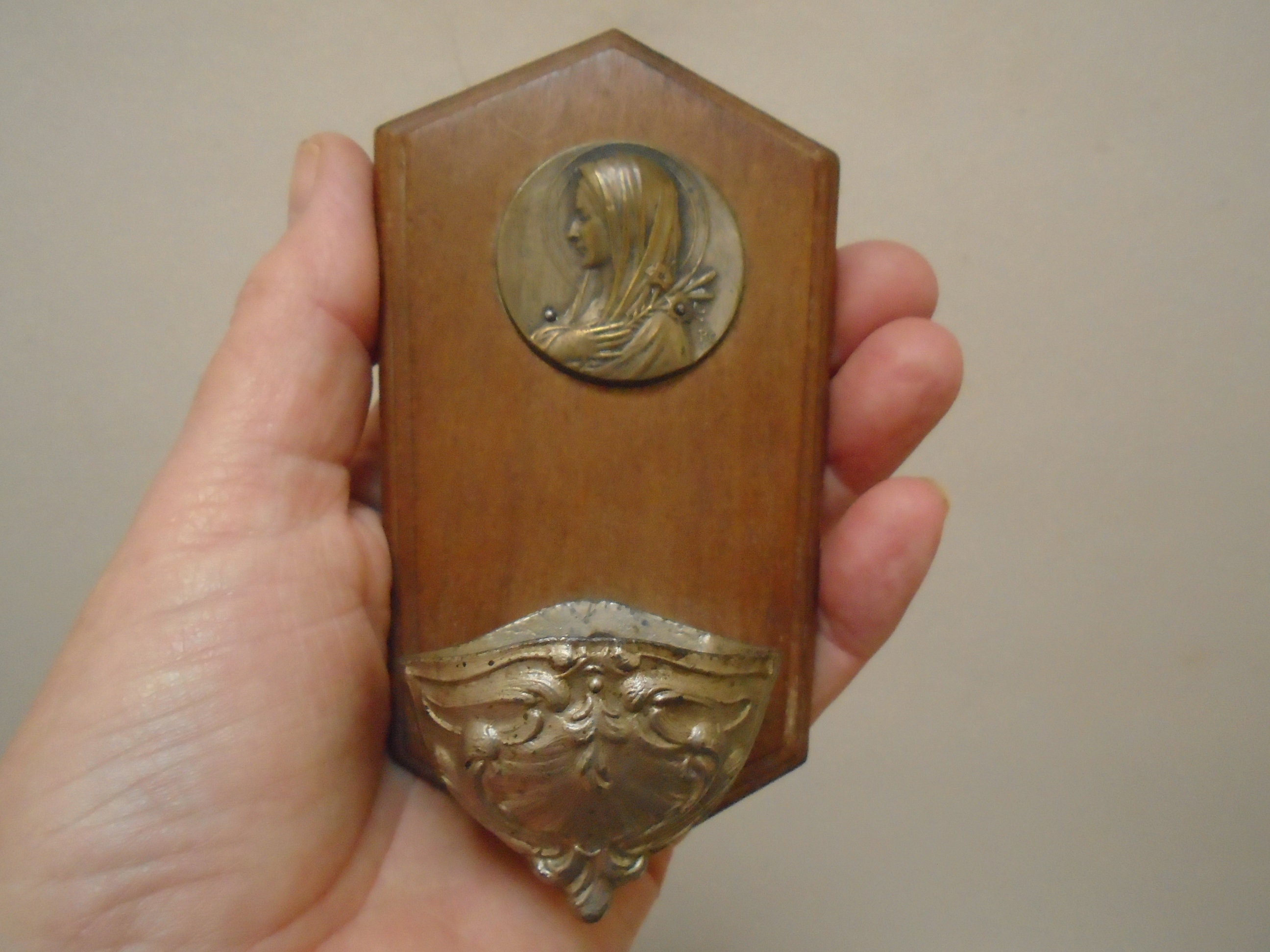 Bénitier en Bois Antique Français, Médaille de Bronze La Vierge Marie Des Années 1930, Signée Rc, St