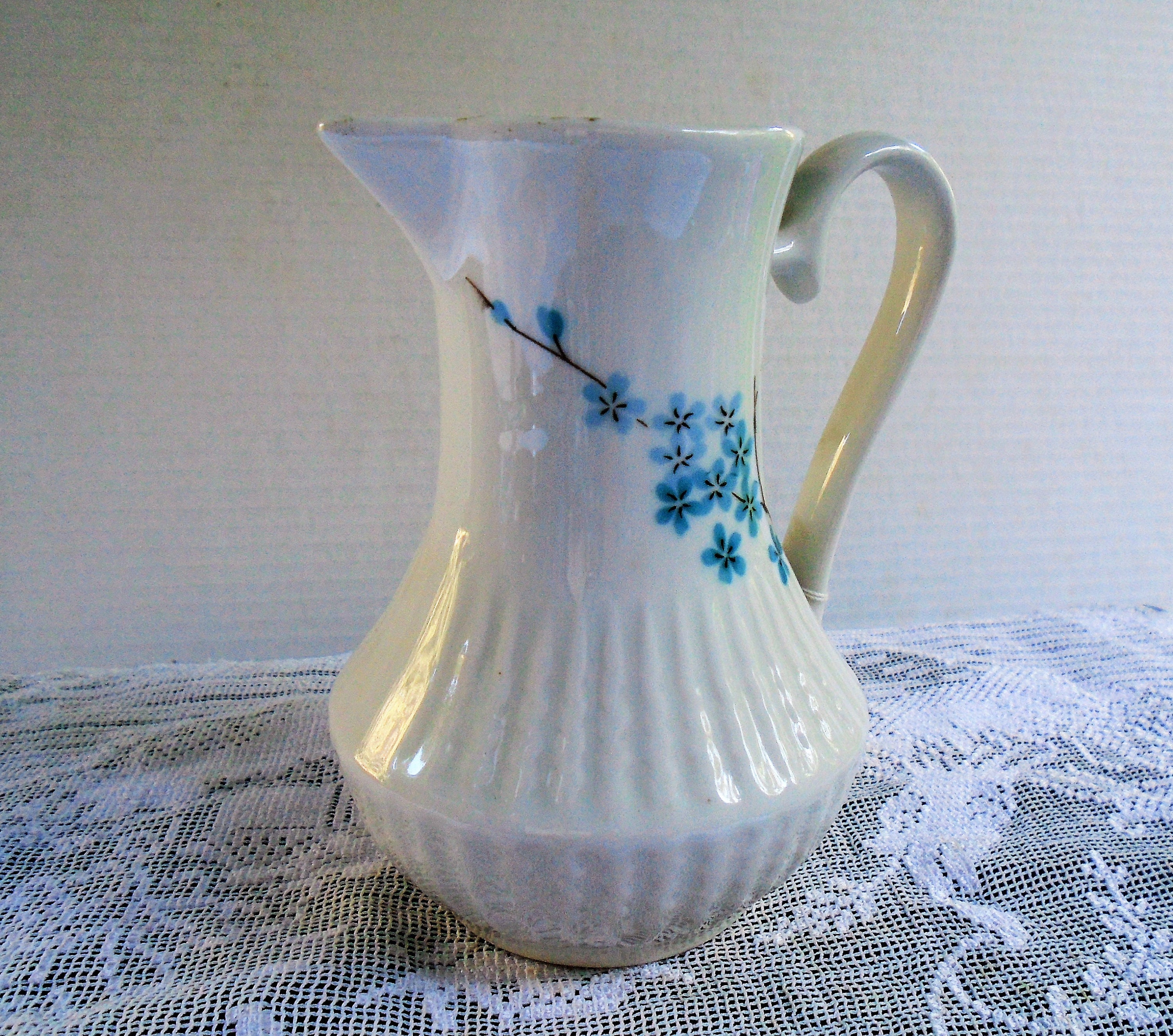 Vintage Français Chauvigny Fd Porcelaine Creamer ou Milk Jug, Veronica/Forget Me Not Design /Myositi