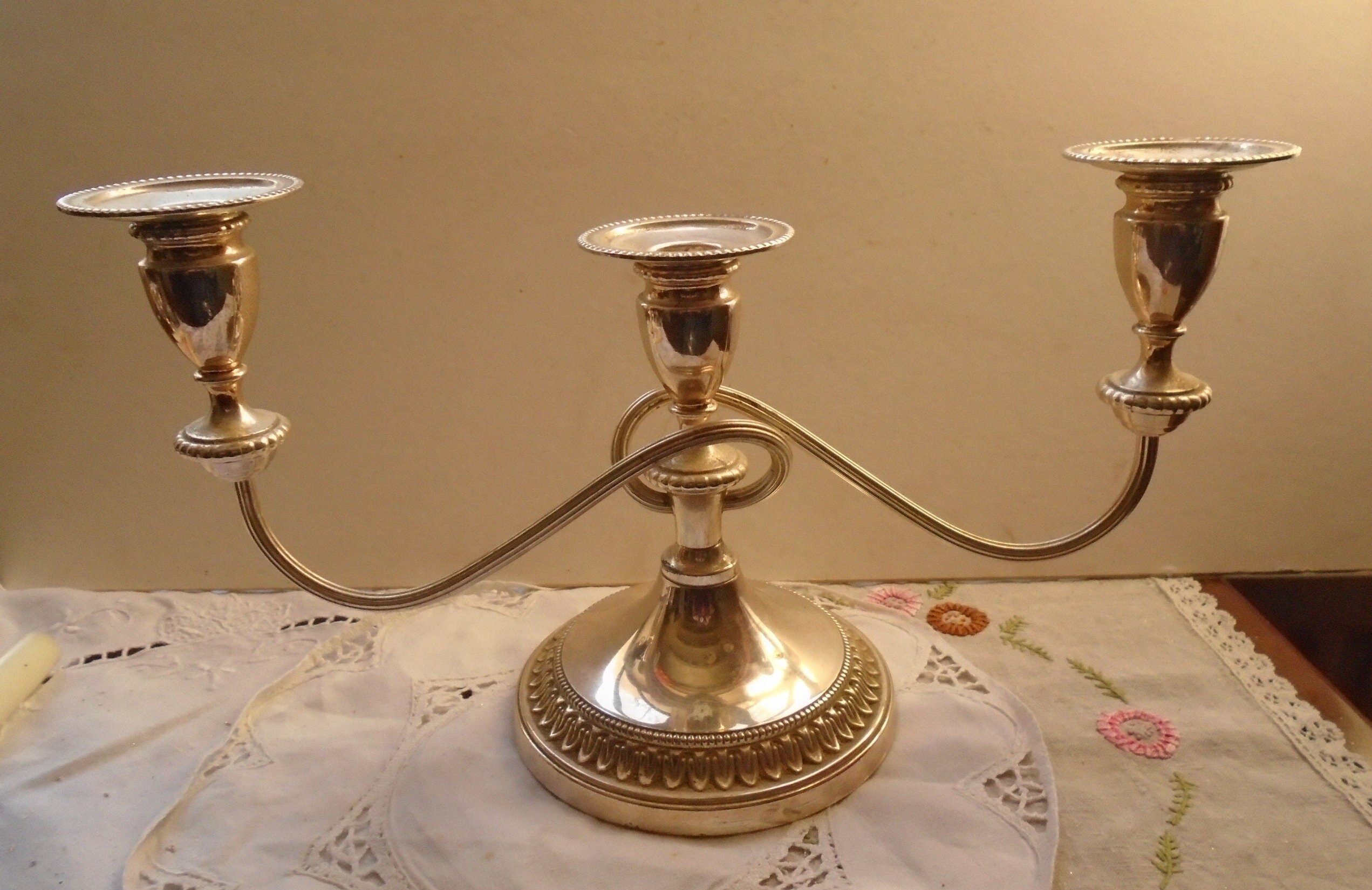 Viners Vintage de Sheffield Angleterre Candélabre à Deux Bras Plaqué Argent, Candélabre Plateau Tabl