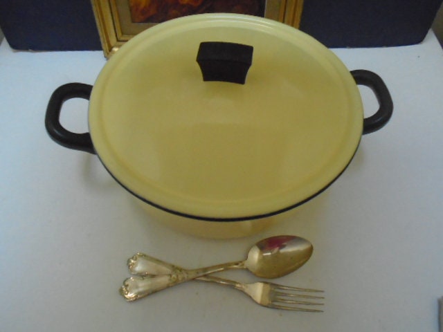 très grande casserole vintage en émail jaune, faitout jaune des années 1950, marmite 2, 390 kg