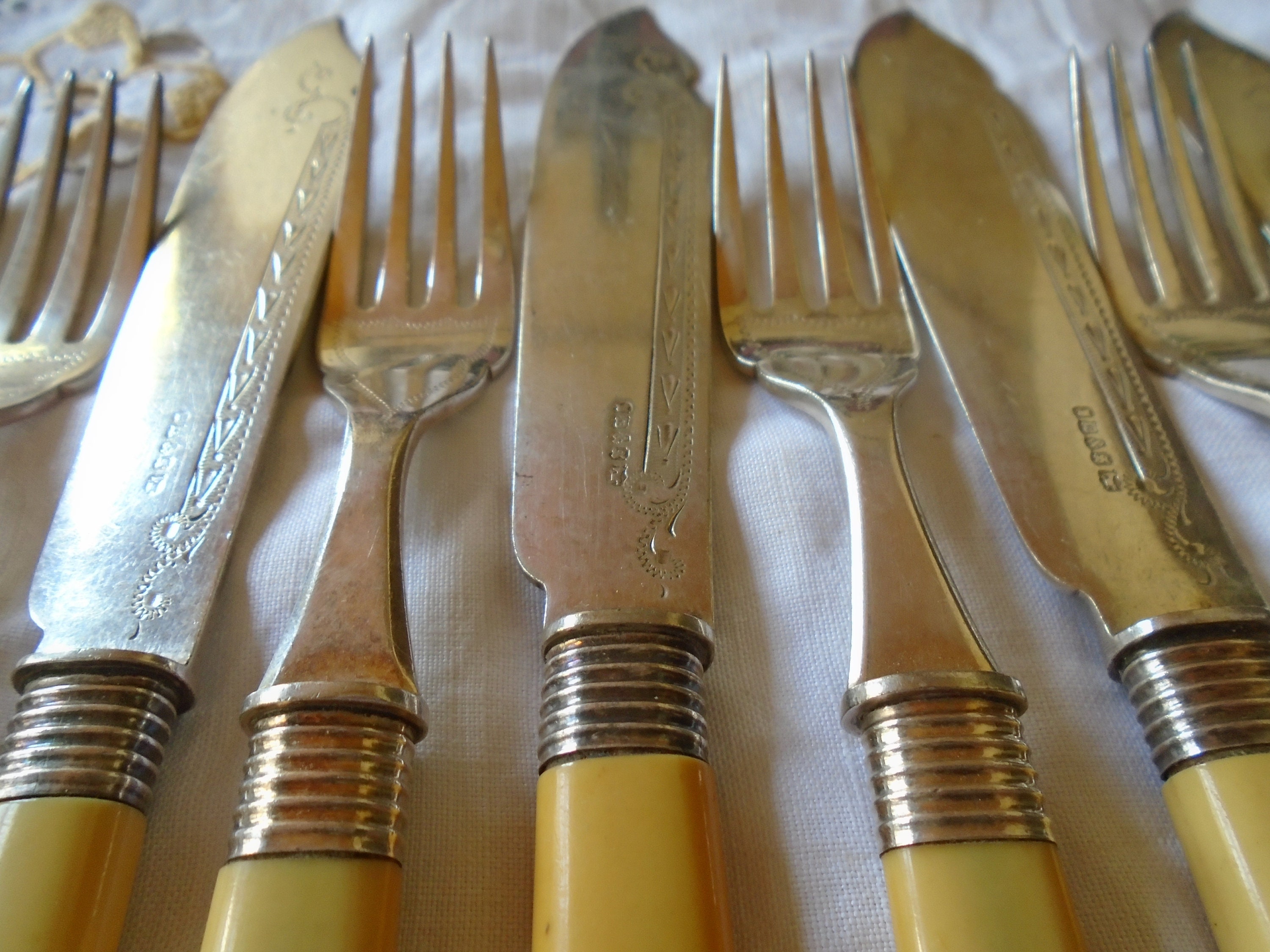 Couteaux et Fourchettes de Poisson Plaqués Argent Anglais Vintage, Vers Les Années 1950, Poignées en