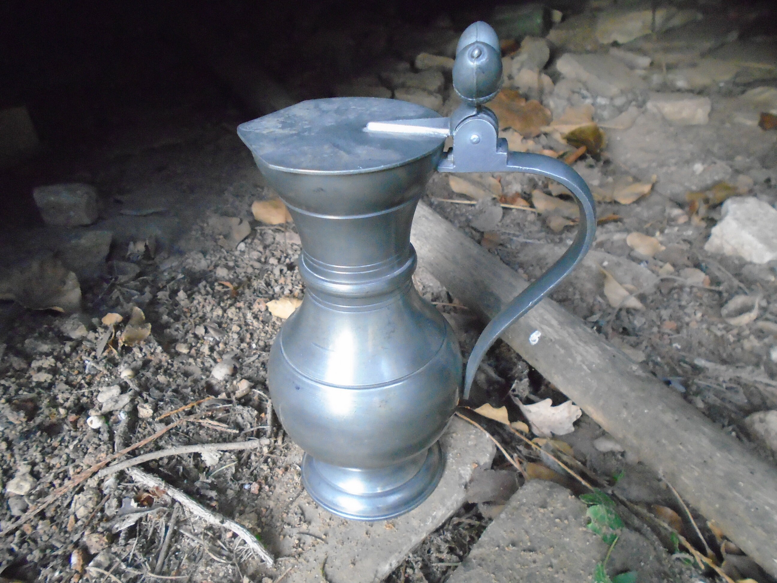 Cruche à Vin Vintage Français en Étain avec Poignée Décorative Gland, Couvercle Articulé, 95% Étain,