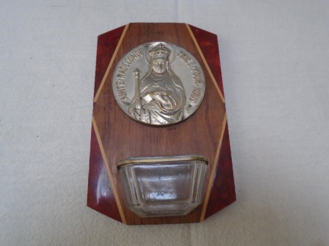 Bénitier en bronze avec le médaillon de La Vierge en émail