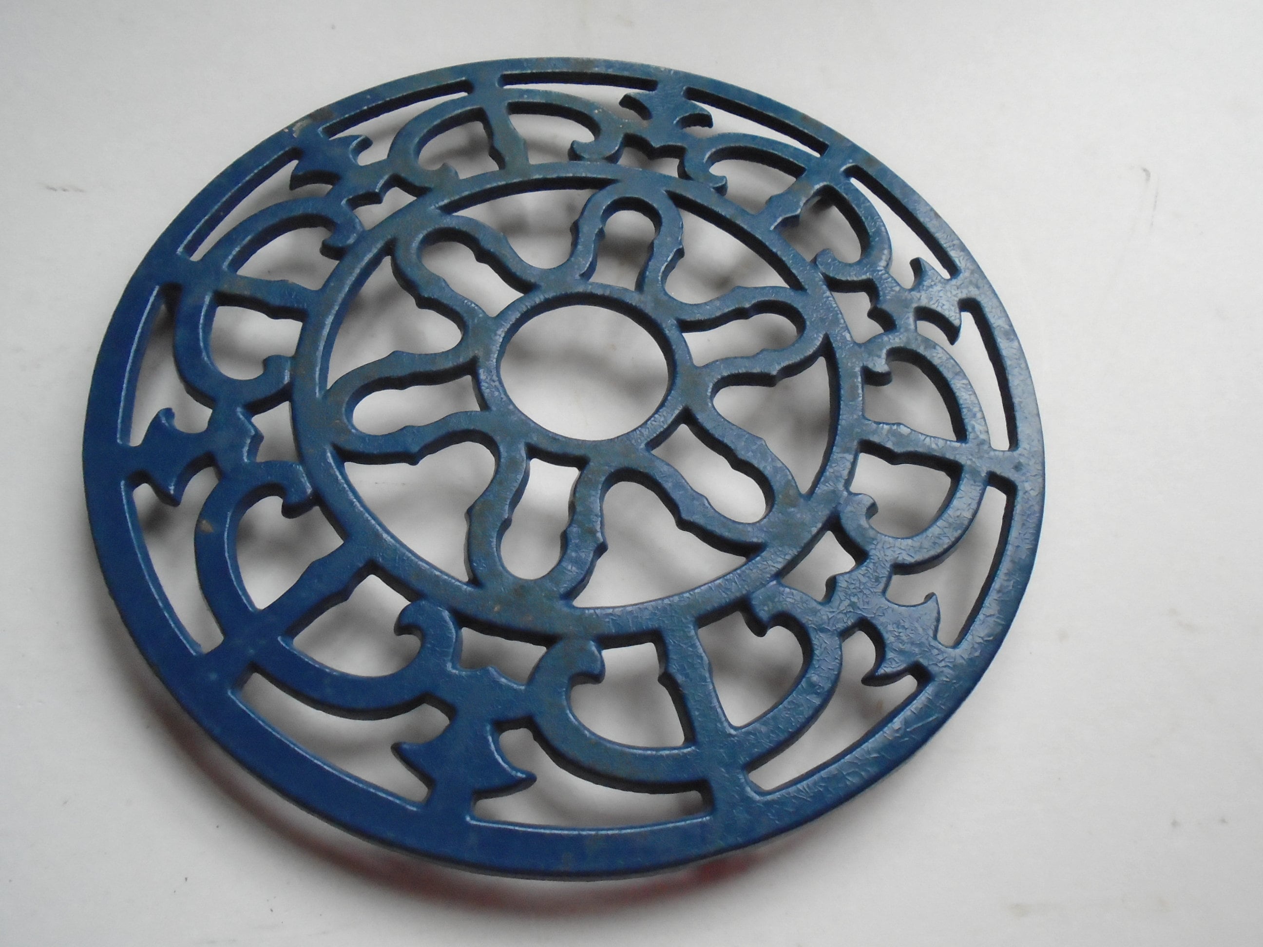 Vintage Français Dark Blue Cast Iron Émaillé Round Trivet, Trivet en Fonte Des Années 1950, Support 