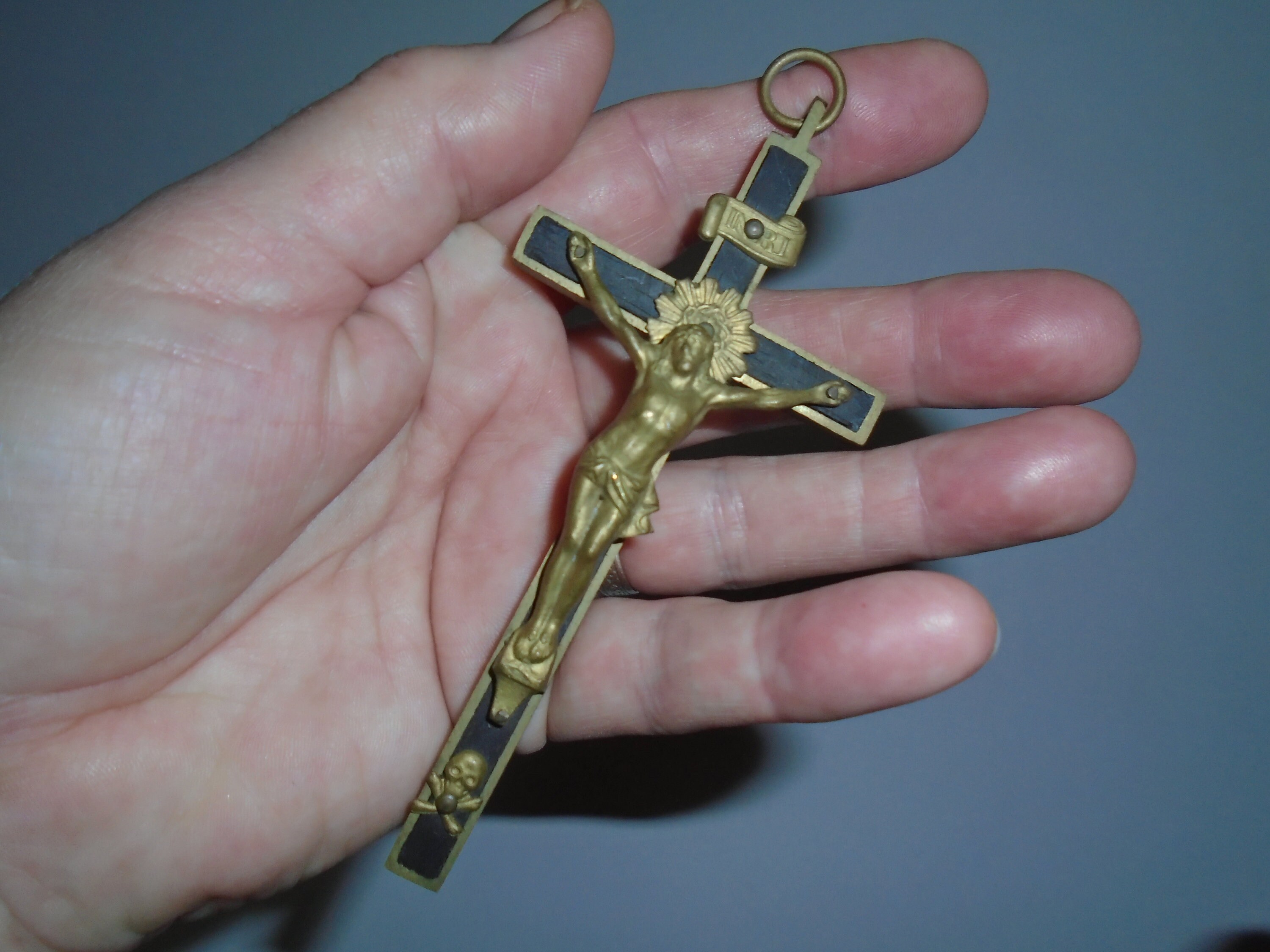 Beau Crucifix Pectoral Antique Français Laiton sur Bois d'ébène Noir, 4 3/4 «/12 cm, Corpus Solide