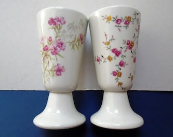 Deux gobelets Mazagrans floraux blancs vintage, France, café ou thé, vases en céramique, tradition CNP France