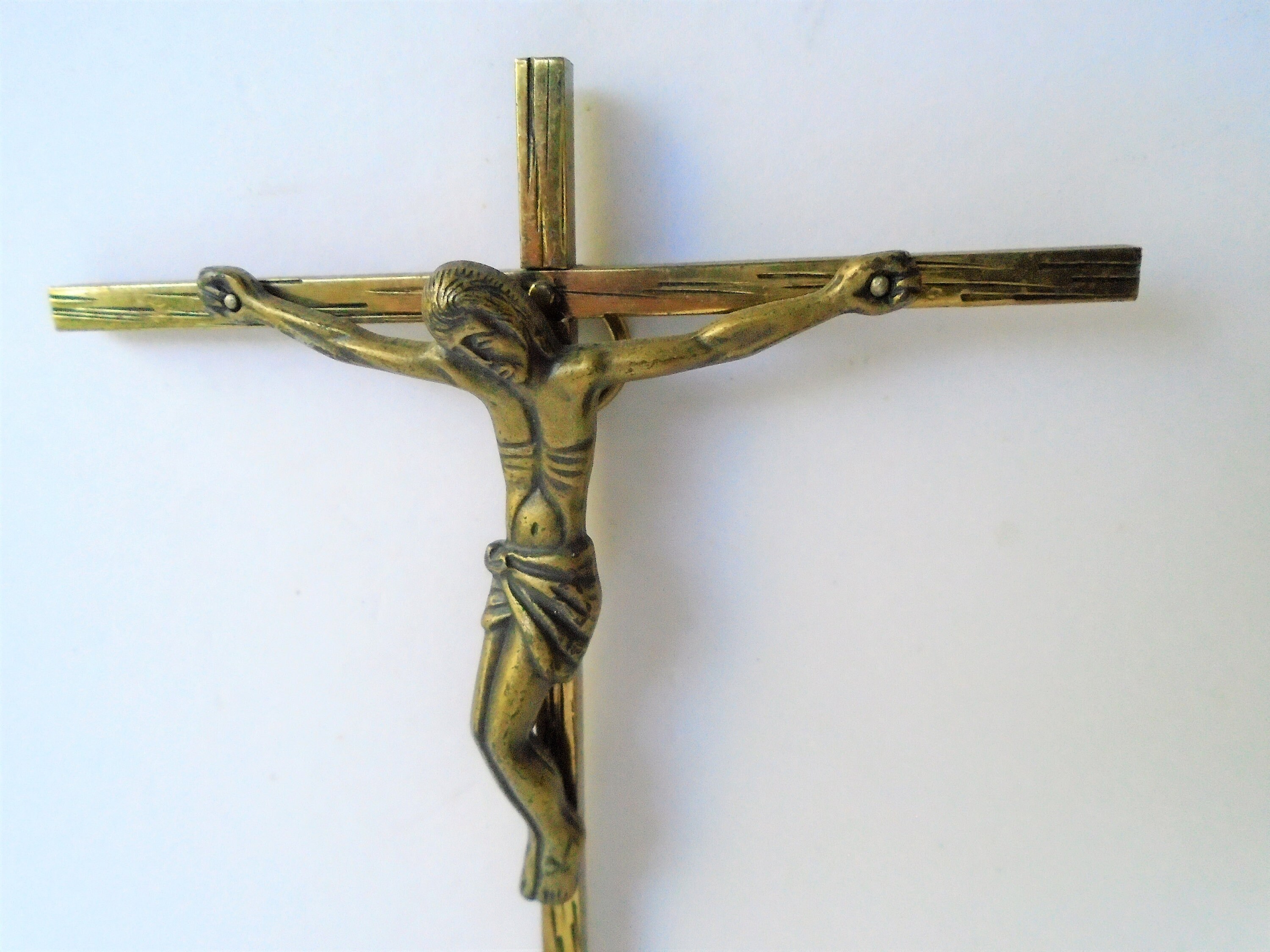 Vintage Français Petit Crucifix Mural en Laiton, Style Art Déco, Mince, Accrochage Religieux,