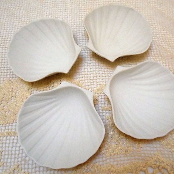 4 plats de service vintage français en porcelaine non émaillée, assiettes de coquilles Saint-Jacques et de coquilles Saint-Jacques, tasses à fruits de mer