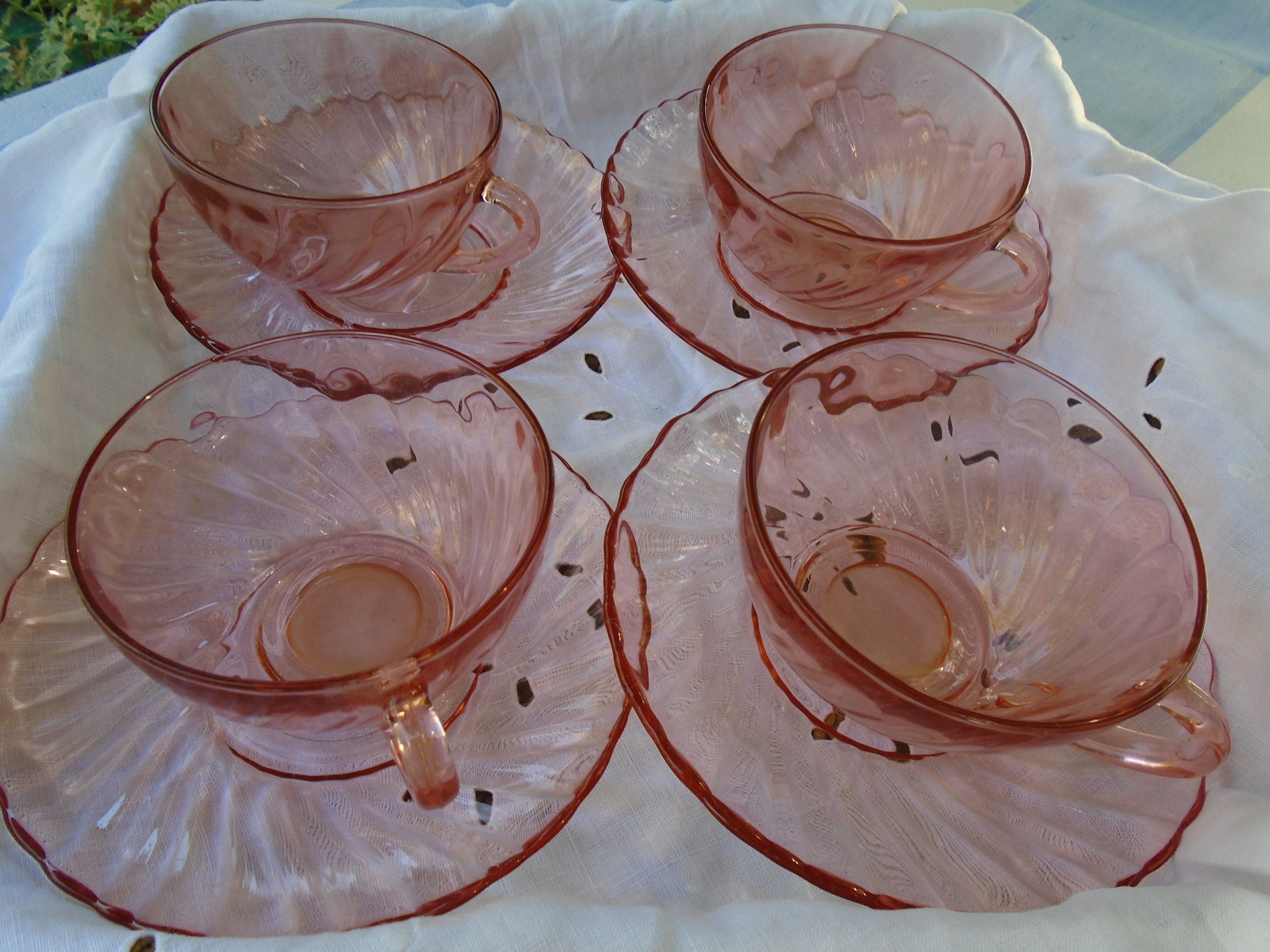 Vintage Français Arcoroc Rosaline Swirl Glass Set de 4 Tasses à Thé ou Café et Soucoupes