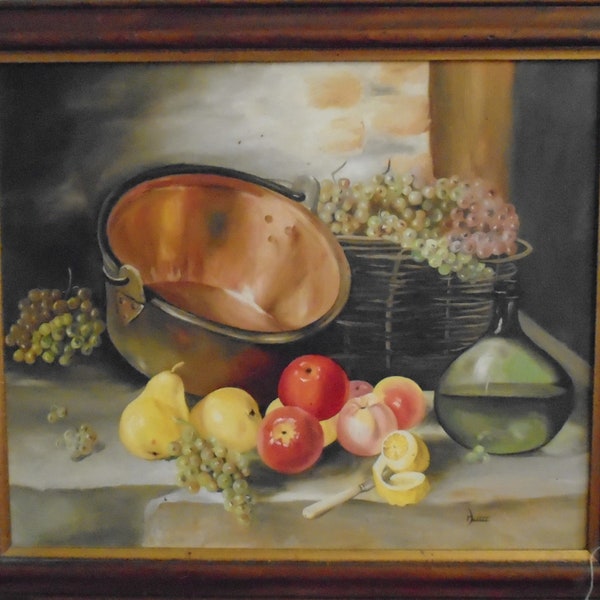 Vintage, nature morte française encadrée, peinture à l'huile de fruits, pot confit en cuivre, panier en osier avec raisins et carafe en verre