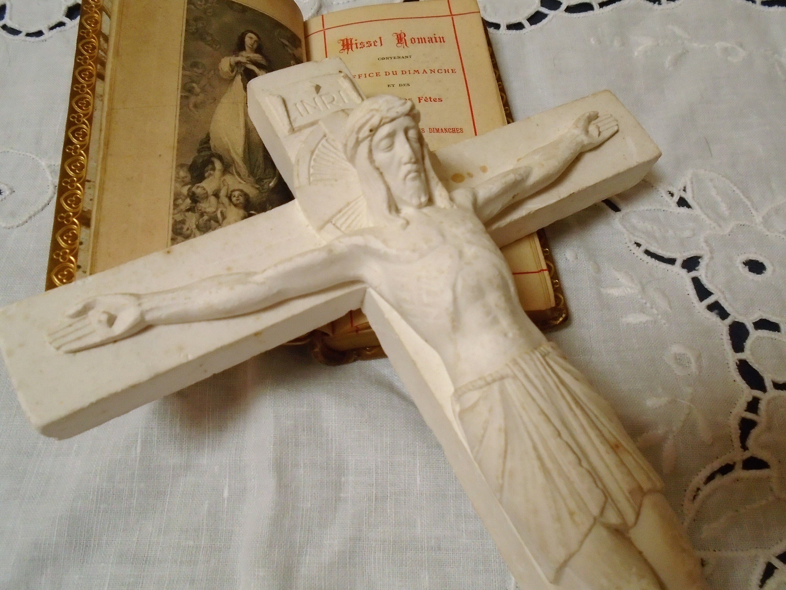 Crucifix Art Déco Français Vintage, Plâtre de Paris/Crucifix Mural à La Craie Blanche, Années 1930. 