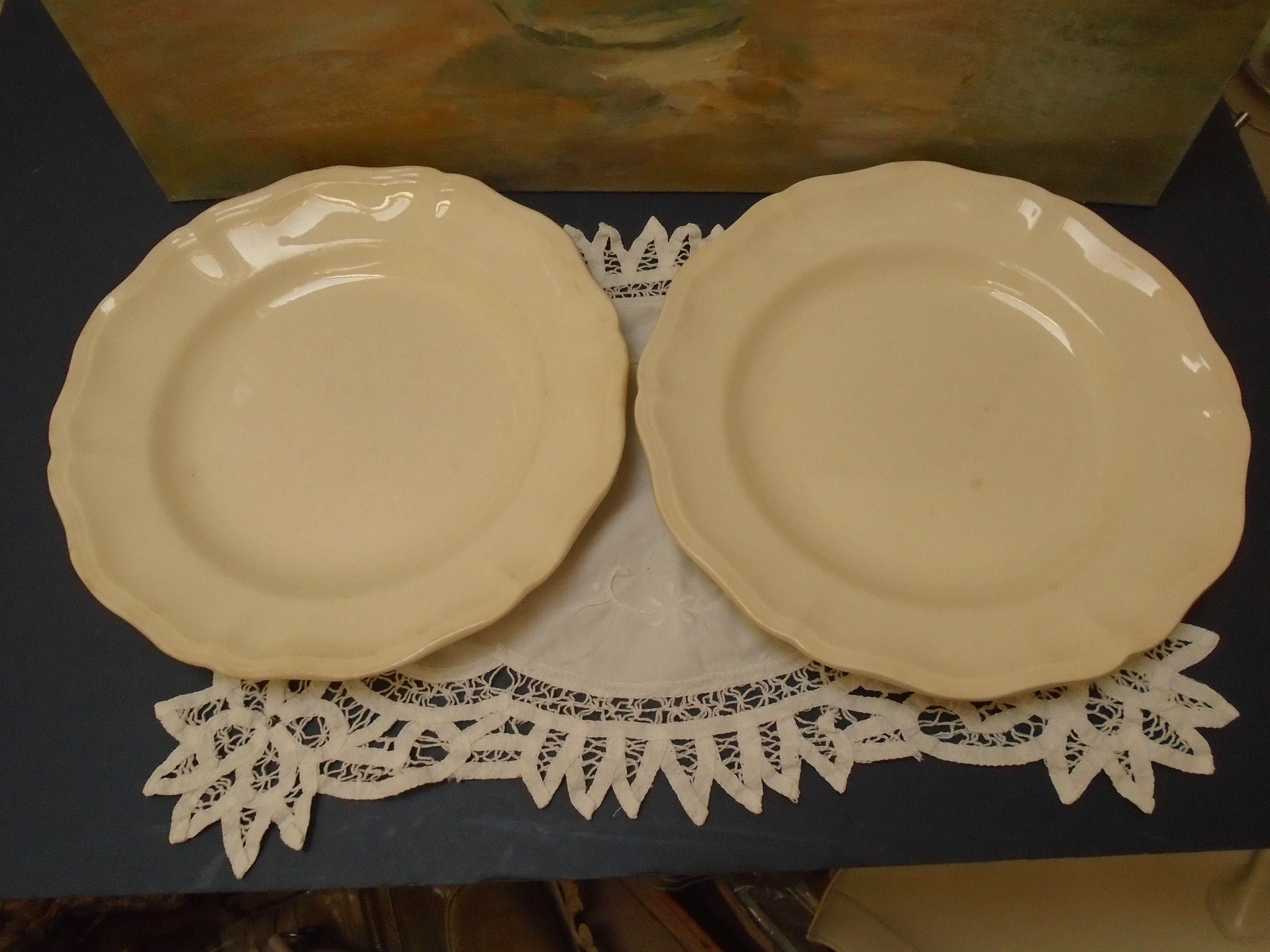 Antique Français Sarreguemines Ironstone Cream Assiettes à Dîner Made in France Bords Festonnés