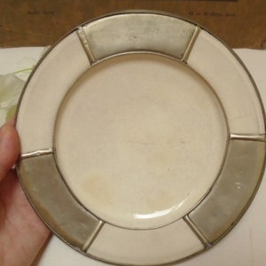 Vintage handgemachte glasierte Sahneterrakotta glasierte Schüssel mit Zinneinsätzen und Perlen