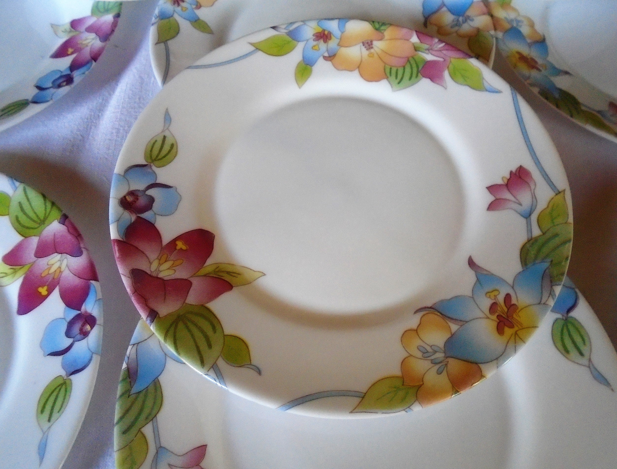 12 Français Vintage Arcopal Milk Glass Side/Assiette à Thé, Magnifique Design Floral Des Années 1950