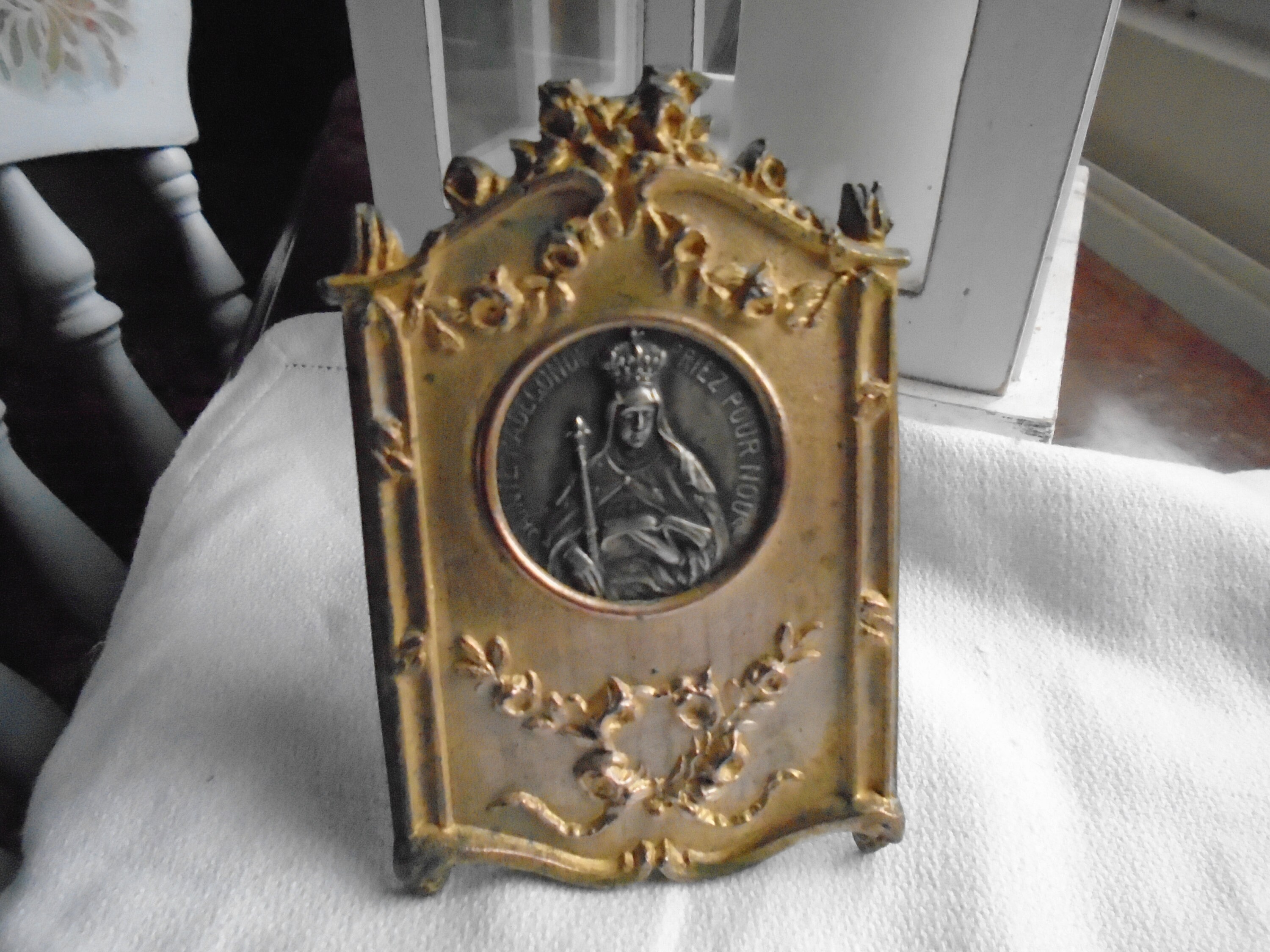 Plaque de Bronze Français Vintage avec Médaille d'argent Sainte Radegonde, Période Art Nouveau 1900-