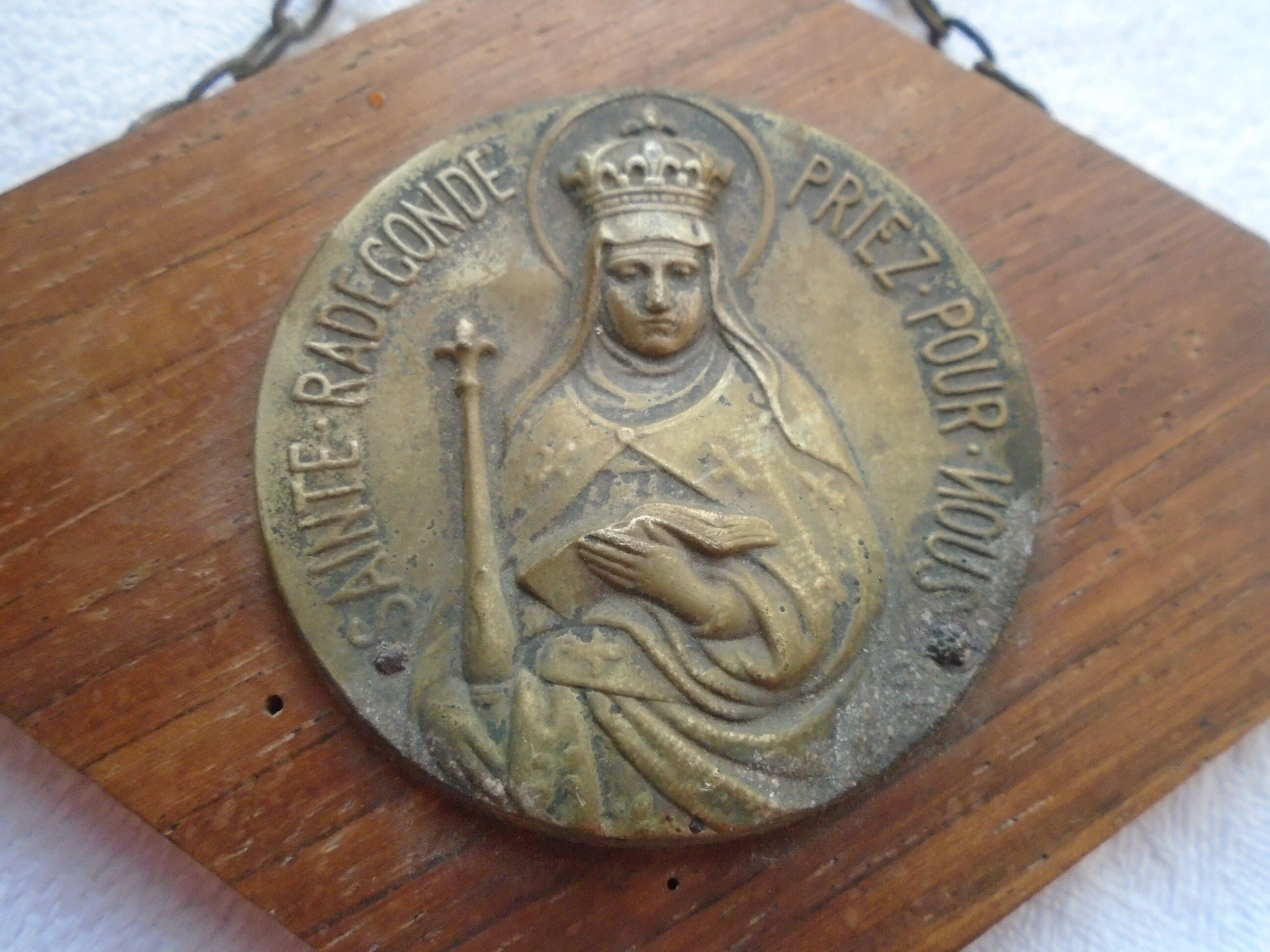 Médaille d'argent Français Antique Sainte Radegonde, Montée sur Plaque de Bois, Prête à Être Accroch