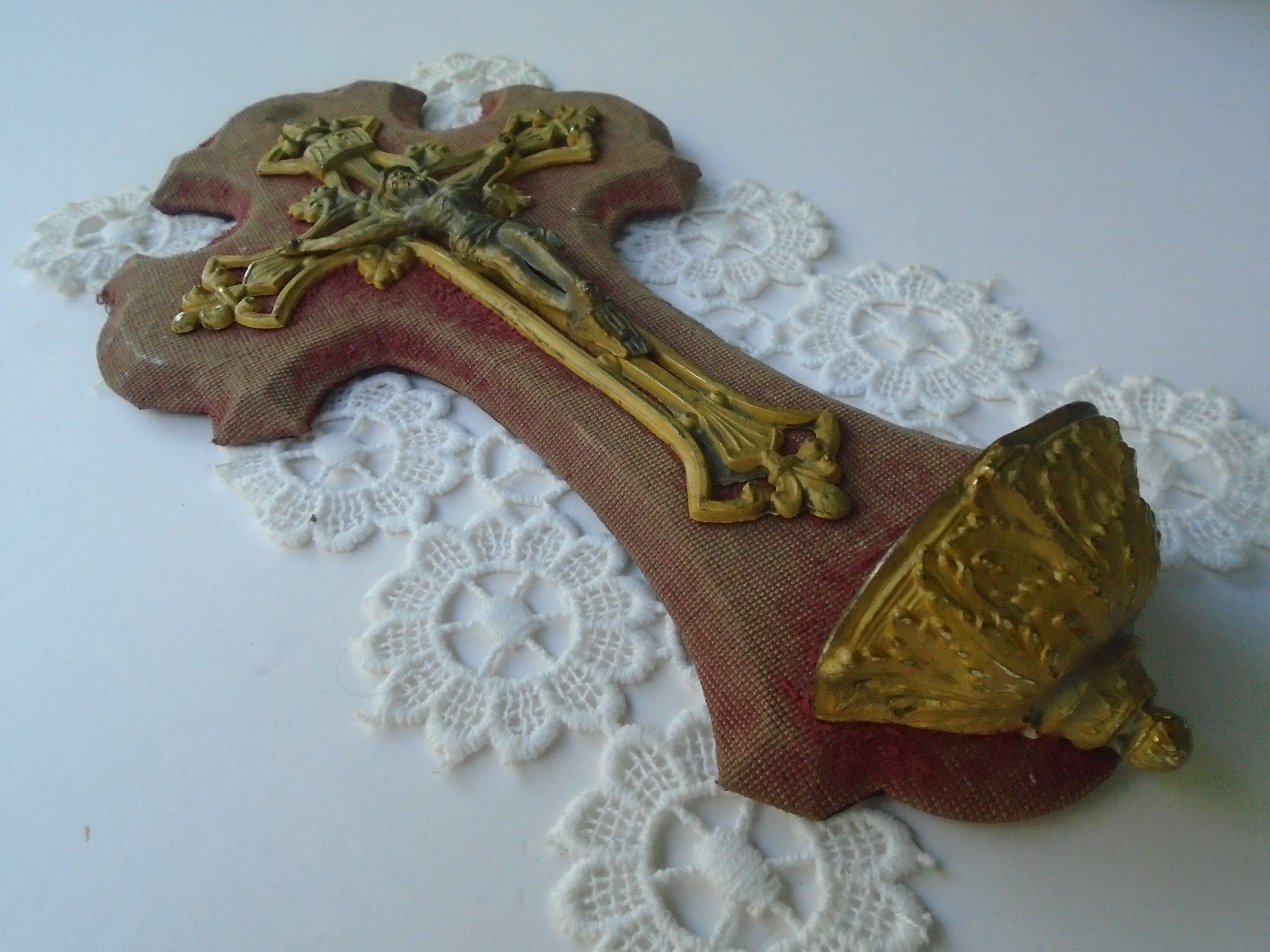 Superbe Bijou en Filigrane d'or Antique, Crucifix Mural, Support Velours Rouge Usé Par Le Temps, Ann