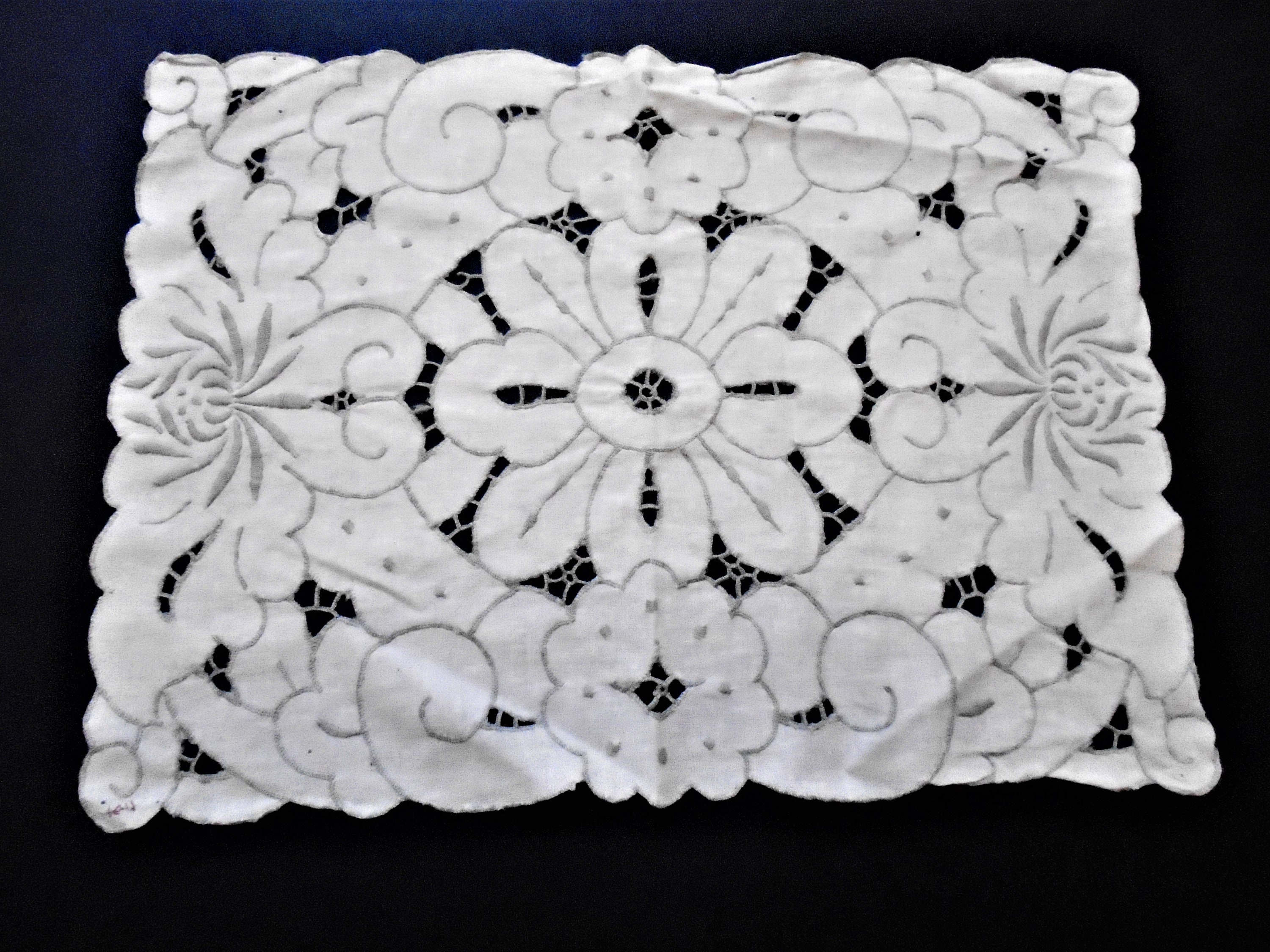 Belle Français Vintage Blanc et Gris Coton Cutwork Doily, Rectangulaire, 17 1/2 X 12 1/4 44 33 cm