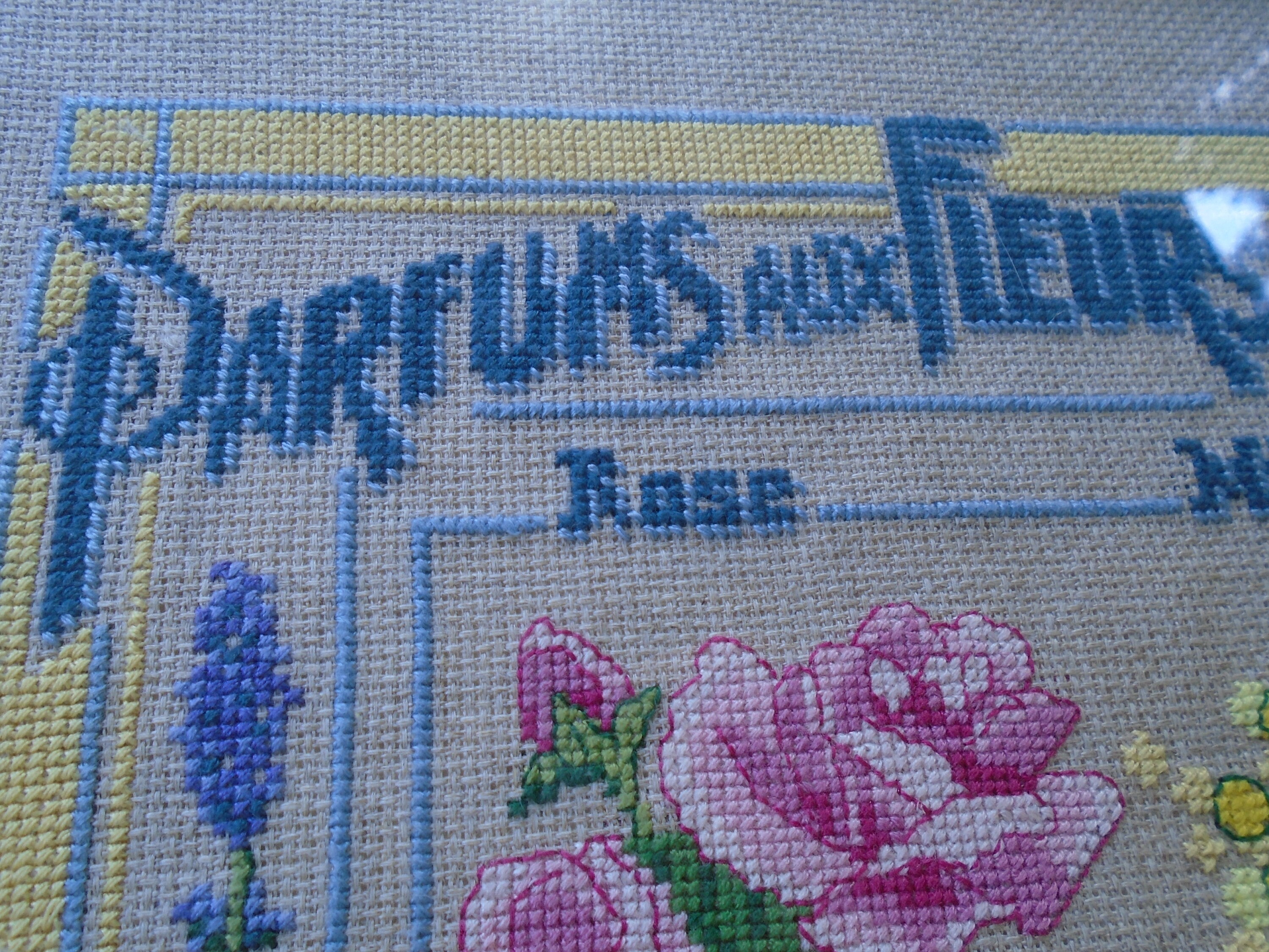 Magnifiquement Fait à La Main Vintage Français Tapisserie de Point Croix Encadrée, Parfums Aux Fleur