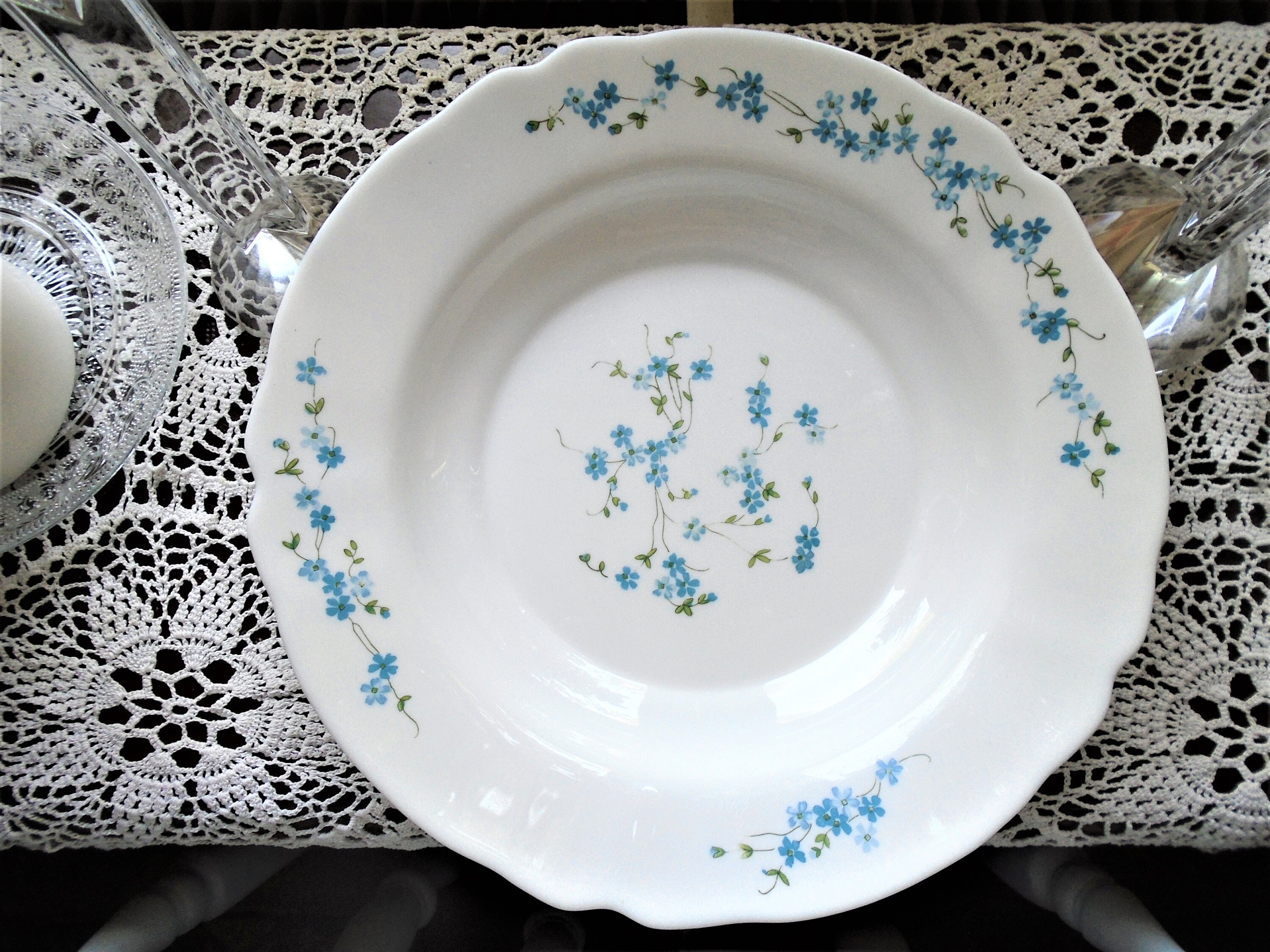 Plat de Service en Verre Lait Arcopal Vintage Français, Veronica, Myosite, Forget-Me-Not Design