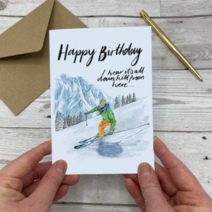 Buon compleanno è tutto in discesa da qui biglietto di compleanno - carta di compleanno gioco di parole - gioco di parole di montagna - gioco di parole di sci - gioco di parole di neve