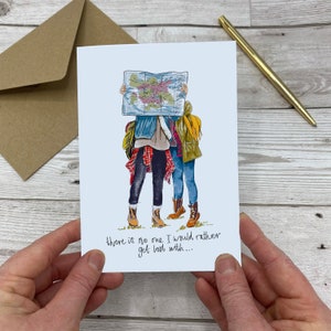 Cartão de casal aventureiro - Cartão de amor para caminhadas - Garota de granola - Casal caminhando - Cartão de viagem - Cartão de caminhada para viagens