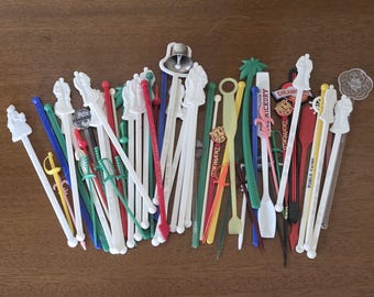 Dozens of Retro STIR/SWIZZLE Cocktail/Lounge Plastics Sticks