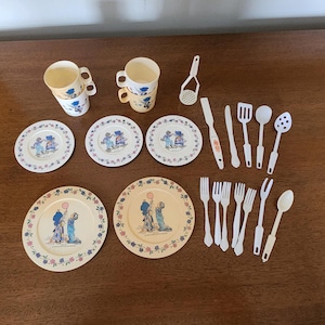 Crazy Cool & Vintage Set of 20+ Plastic HOLLY HOBBIE Plates/Dishes, Teacups and Misc. Silverware