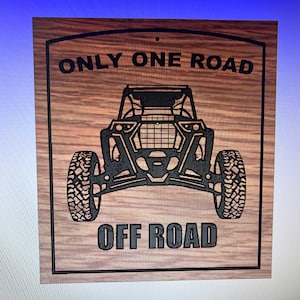 Puede incluir: Un letrero de madera con una silueta negra de un vehículo todoterreno y el texto "ONLY ONE ROAD OFF ROAD".