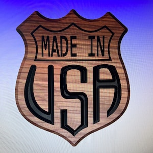 Puede incluir: Un letrero de madera con forma de escudo con el texto "MADE IN USA" en letras negras.