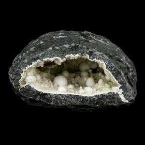 Okenit stora puffbollar med kalcit inuti gyrolitgeod naturligt mineralprov # B 5865