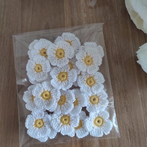 24 stuks gehaakte bloemen madeliefjes 1,38 inch of 3,5 cm afbeelding 2
