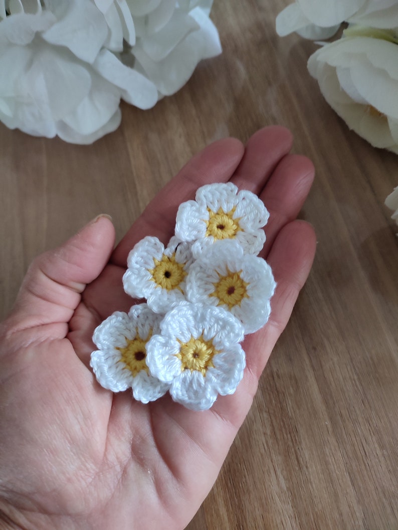 24 stuks gehaakte bloemen madeliefjes 1,38 inch of 3,5 cm afbeelding 4