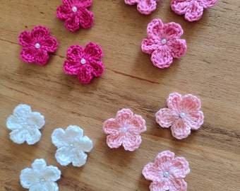 12 crocheted cotton flowers with sewn-on pearl 3.3 cm / 1.29 inch in various colors for crafting or sewing on something.