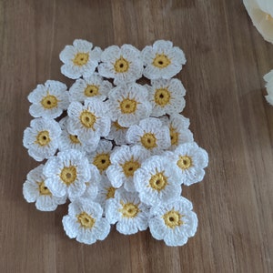 24 pieces crochet flowers daisies 1.38 inches or 3.5 cm image 1